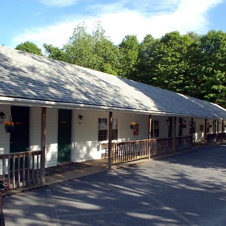 Maple Leaf Motel Schroon Lake Dış mekan fotoğraf
