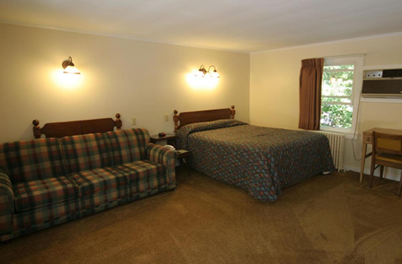 Maple Leaf Motel Schroon Lake Dış mekan fotoğraf